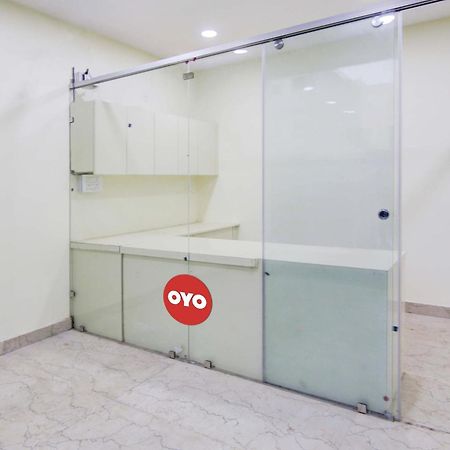 Oyo White House Hotel โนอิดา ภายนอก รูปภาพ