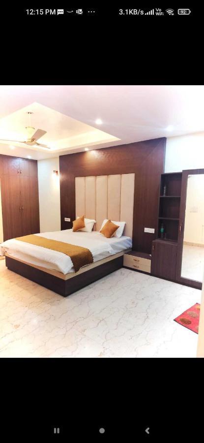 Oyo White House Hotel โนอิดา ภายนอก รูปภาพ