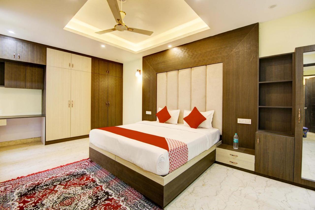 Oyo White House Hotel โนอิดา ภายนอก รูปภาพ