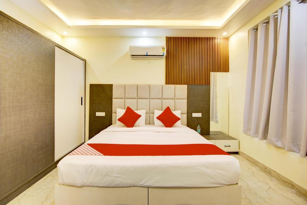 Oyo White House Hotel โนอิดา ภายนอก รูปภาพ