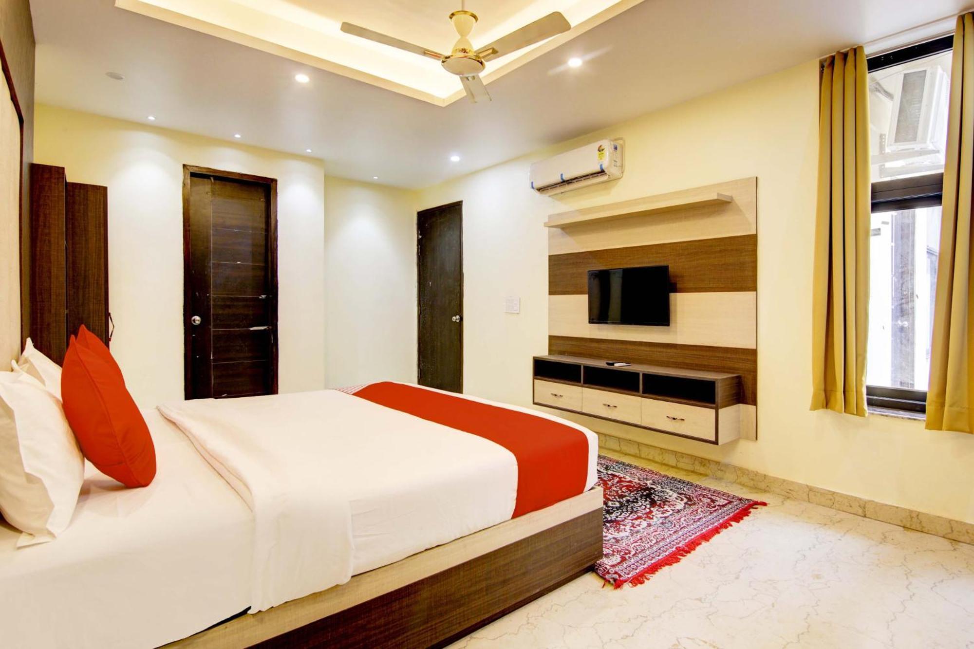Oyo White House Hotel โนอิดา ภายนอก รูปภาพ