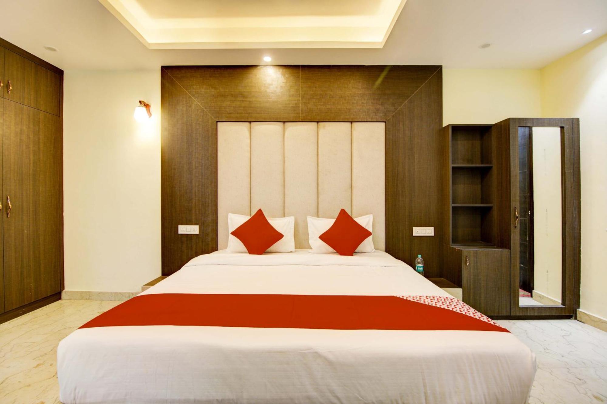Oyo White House Hotel โนอิดา ภายนอก รูปภาพ