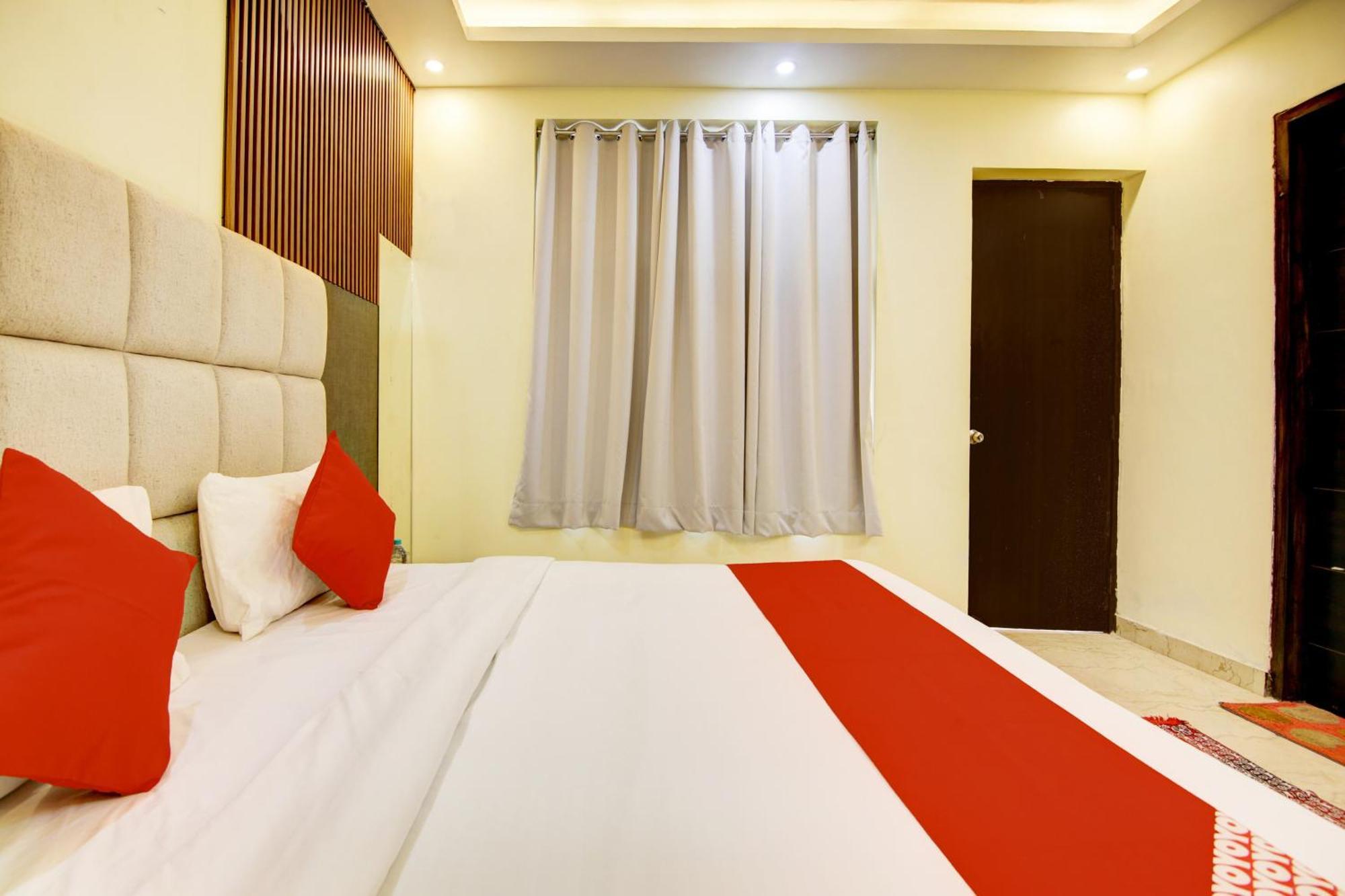 Oyo White House Hotel โนอิดา ภายนอก รูปภาพ