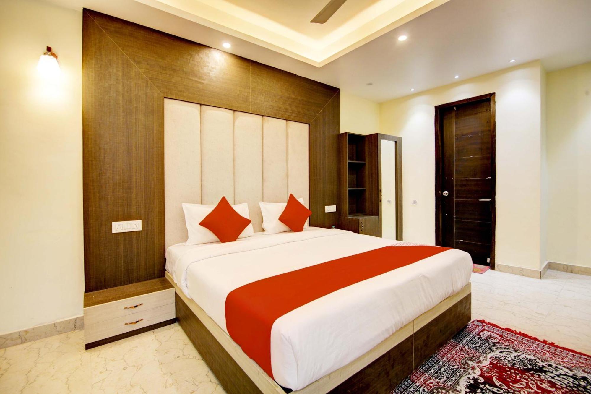 Oyo White House Hotel โนอิดา ภายนอก รูปภาพ