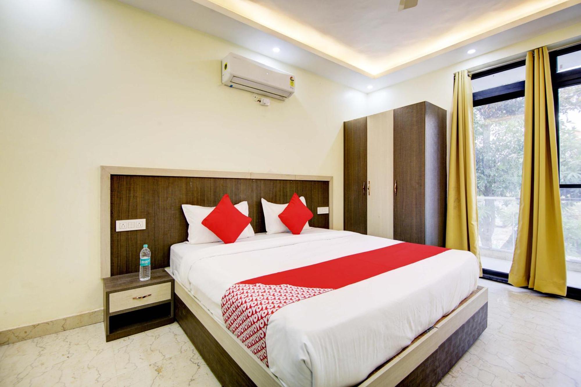 Oyo White House Hotel โนอิดา ภายนอก รูปภาพ